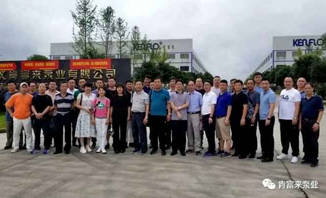 与会人员在遵义开云手机入口官网-开云(中国)有限公司大门口合影留念